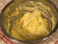 Vmiešame puding a rum. Vyšľaháme do peny....