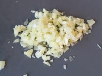 Cesnak ošúpeme a najemno nasekáme....