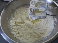 Primiešame mascarpone a tvaroh....