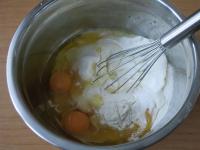 Uvedené ingrediencie vložíme do hlbokej misy....