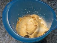 Mascarpone vymiešame s cukrom a arašidovým...