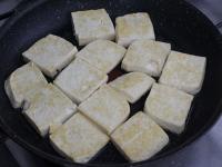 Tofu nakrájame na kocky a mierne opražíme z...