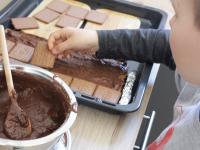 Na puding položíme druhú vrstvu keksov....