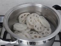 Hrubšie plátky ošúpaného koreňa lotosu...