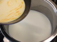 Z mlieka a pudingu uvaríme puding. Necháme...