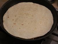 Na syrovú vrstvu priložíme ďaľšiu tortilu a...