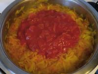 Paradajky zalejeme horúcou vodou a ošúpeme....