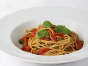 Špagety s čerstvými paradajkami a bazalkou